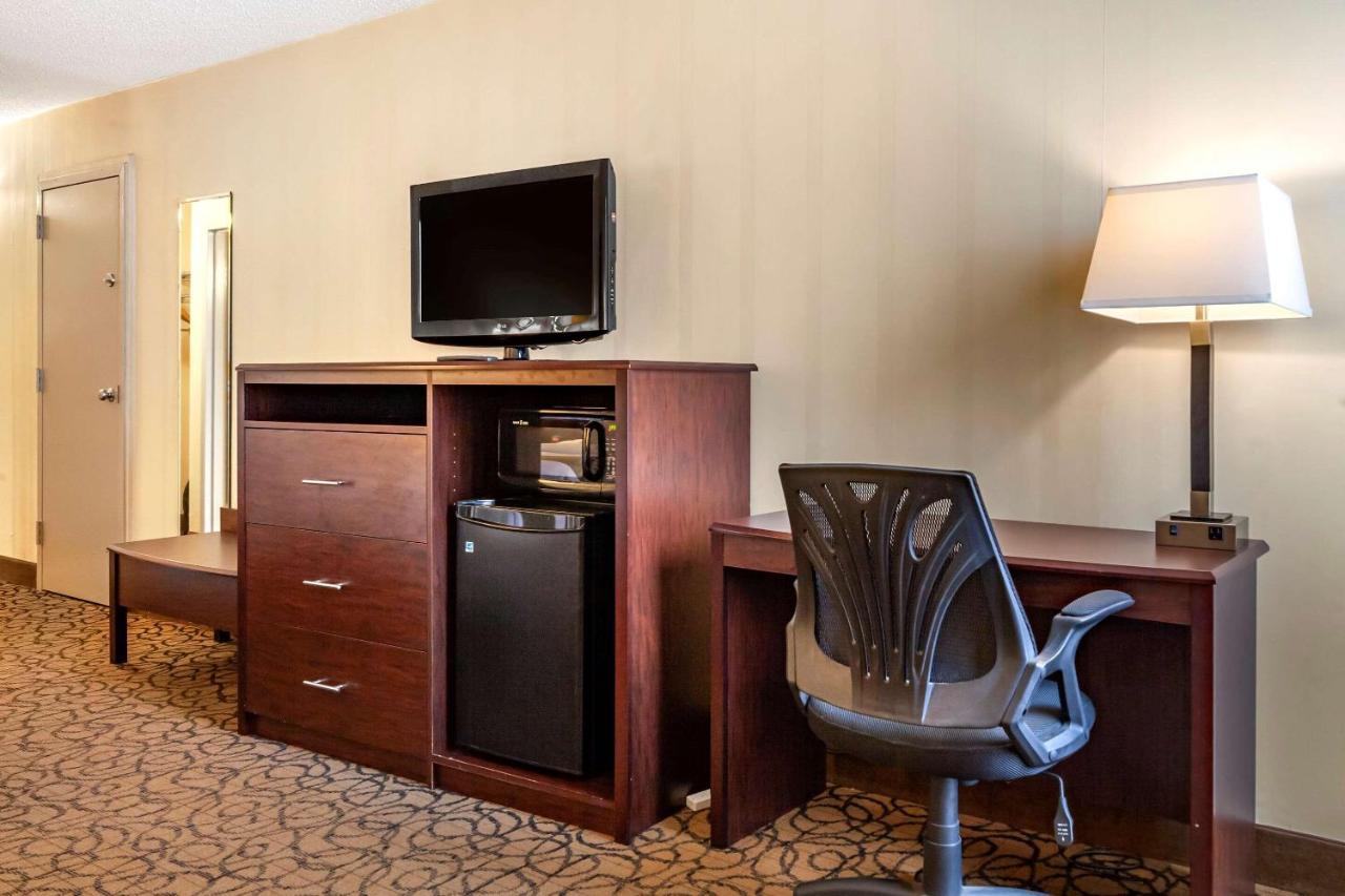 Quality Inn & Suites Escanaba North Exterior photo