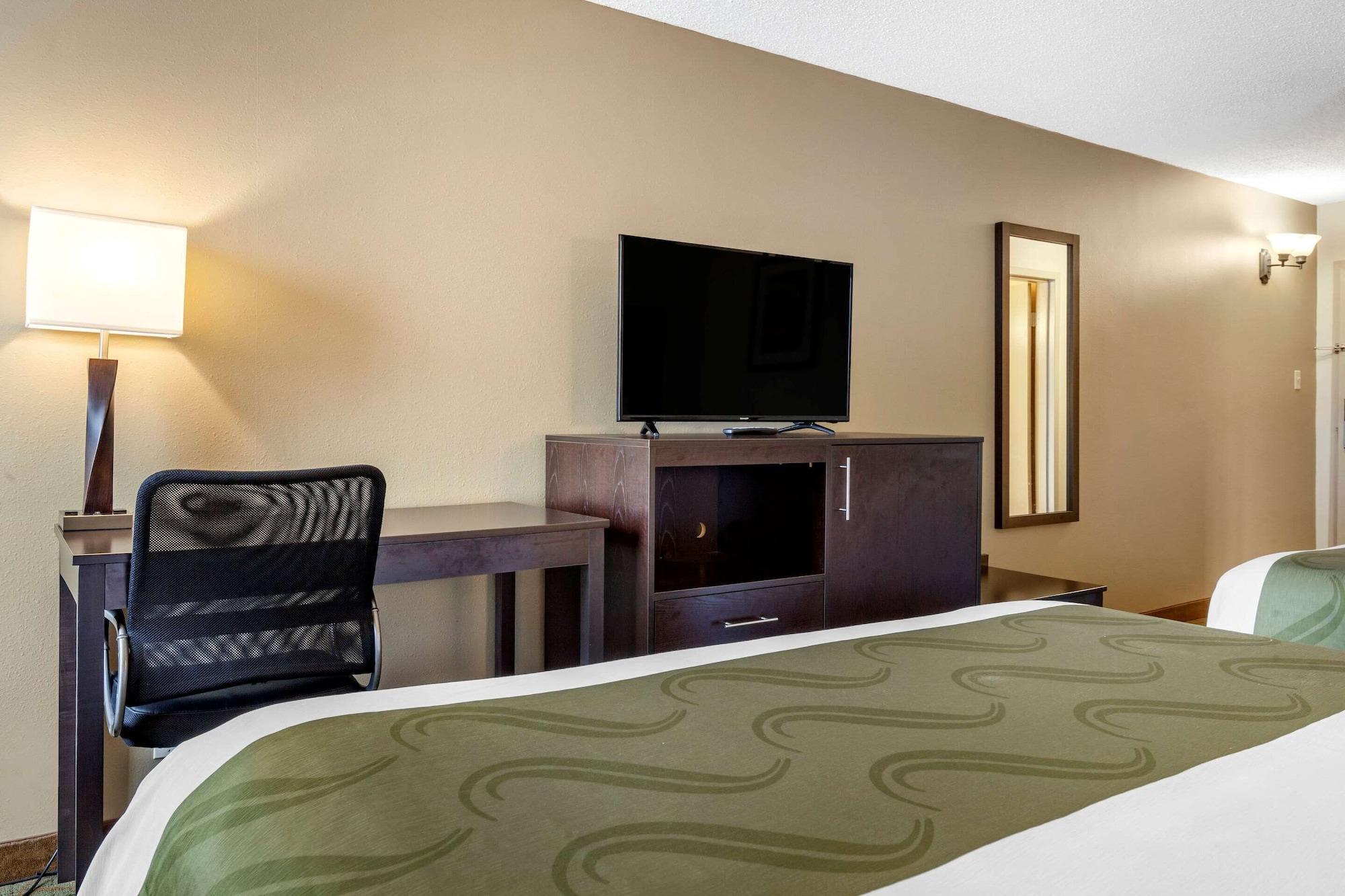 Quality Inn & Suites Escanaba North Exterior photo