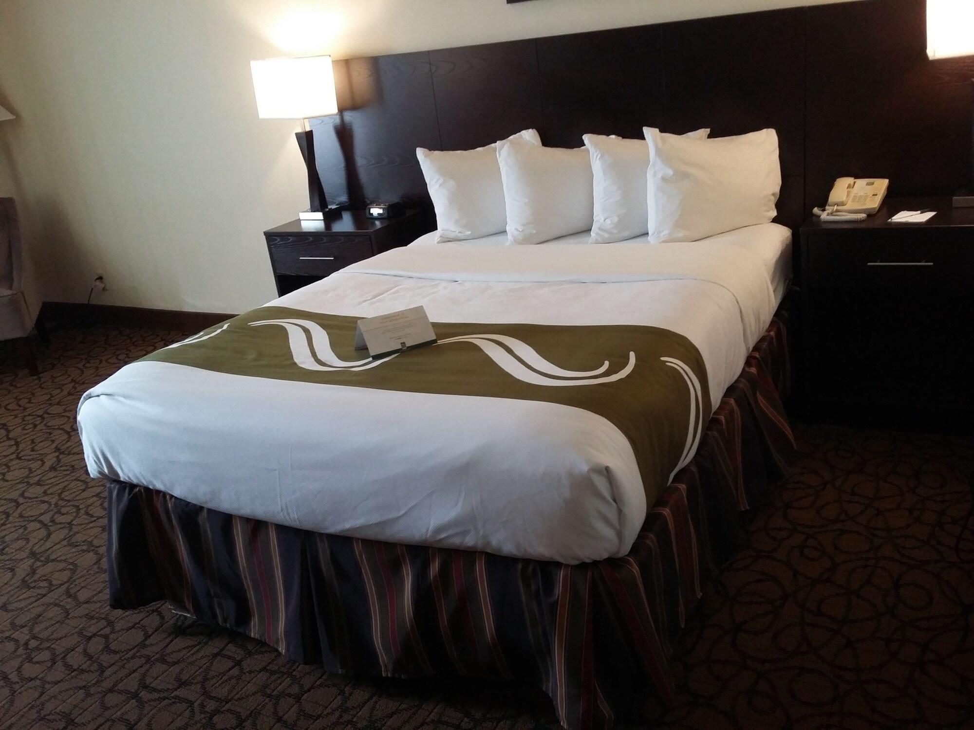 Quality Inn & Suites Escanaba North Exterior photo