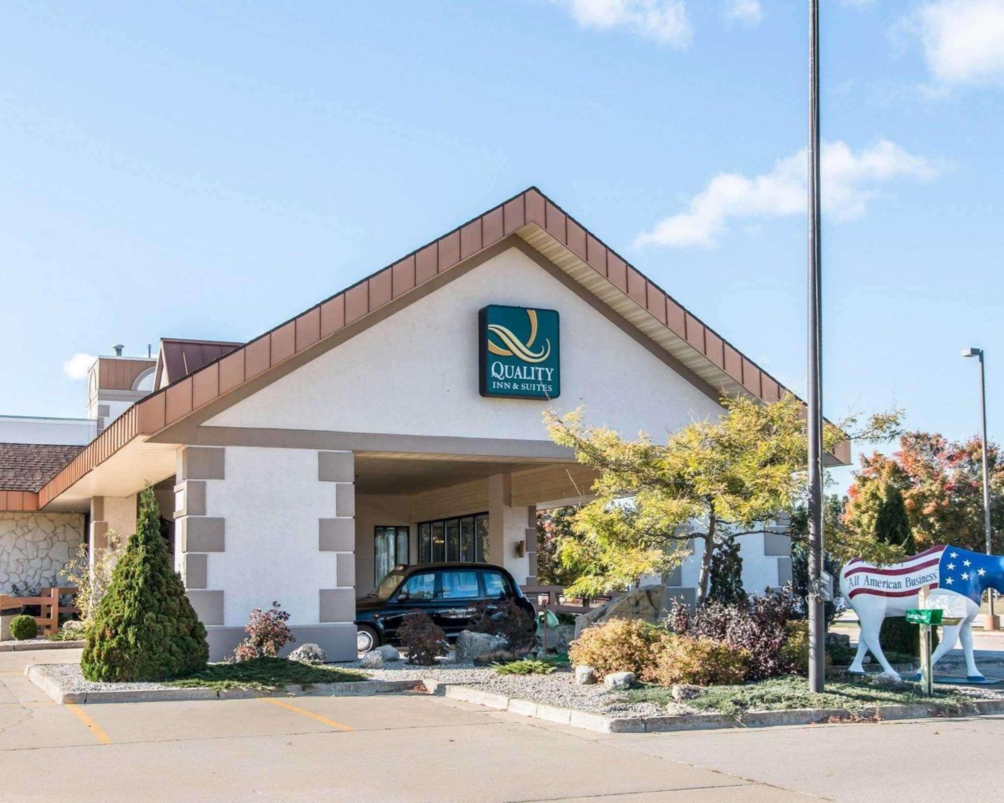 Quality Inn & Suites Escanaba North Exterior photo