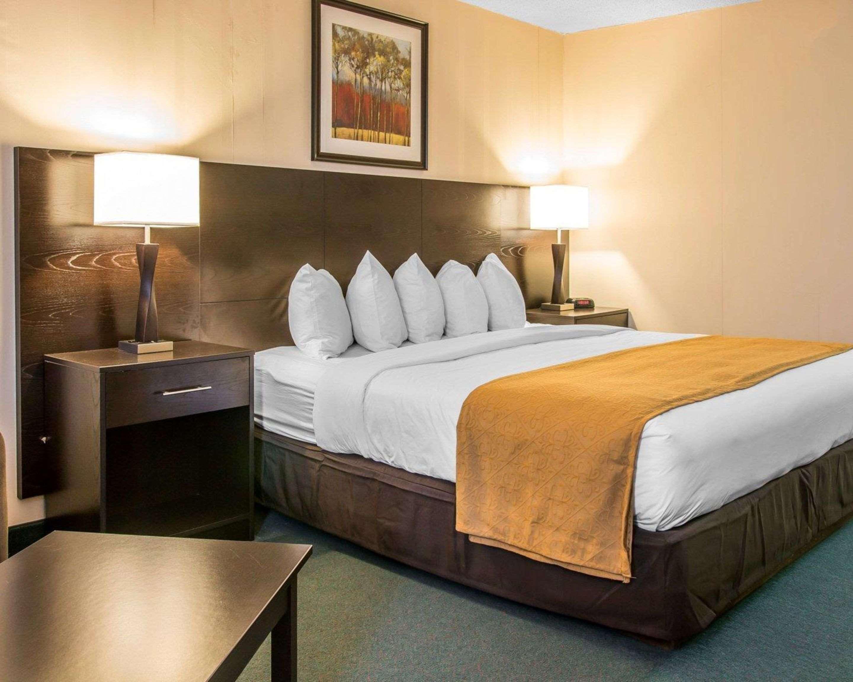 Quality Inn & Suites Escanaba North Exterior photo