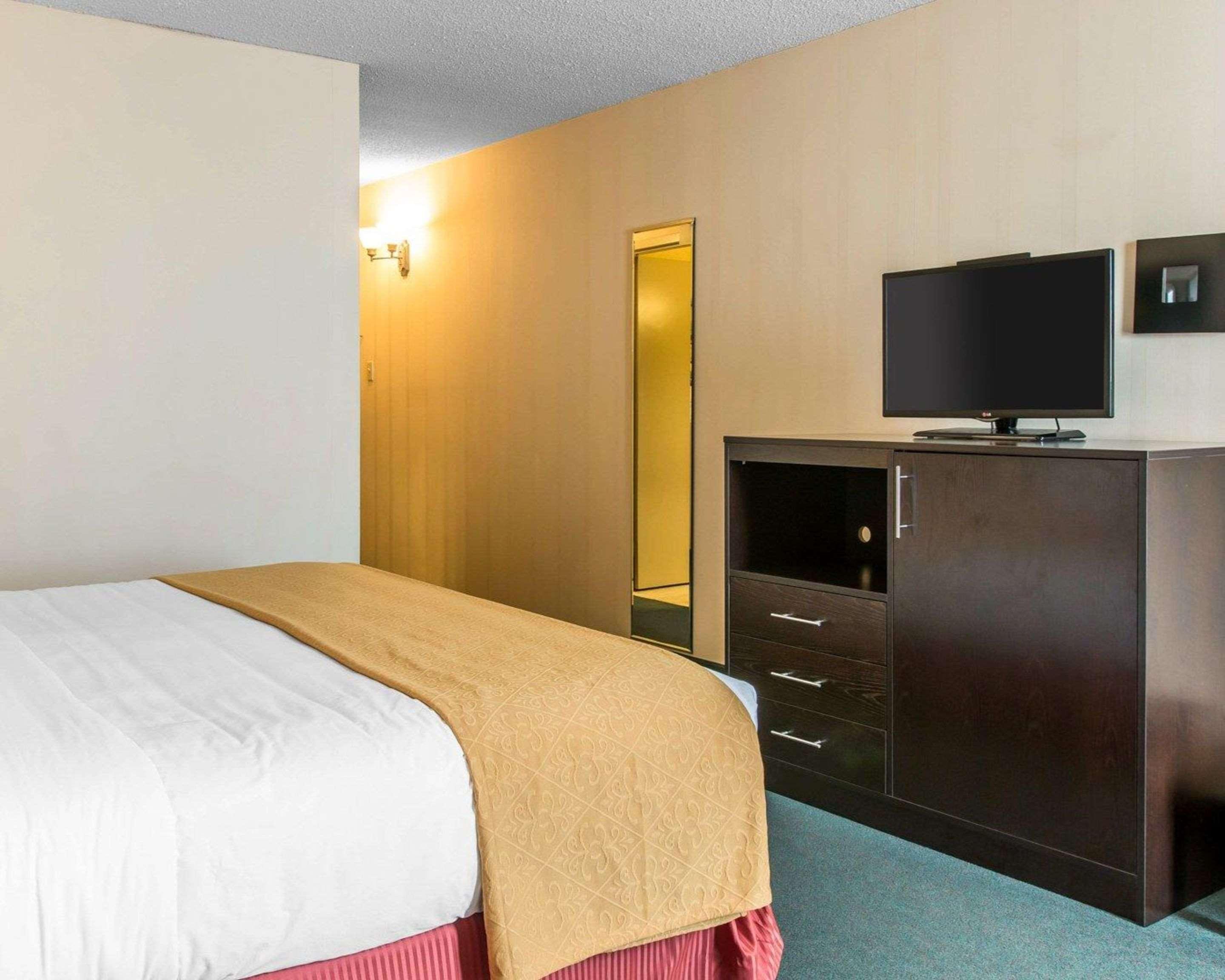 Quality Inn & Suites Escanaba North Exterior photo
