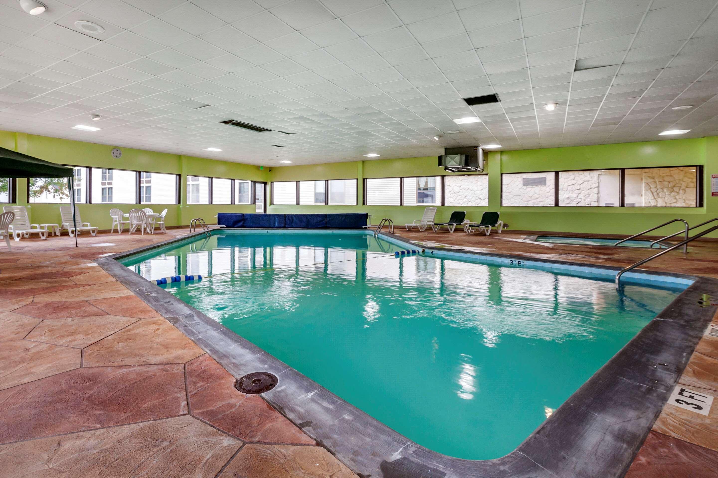 Quality Inn & Suites Escanaba North Exterior photo